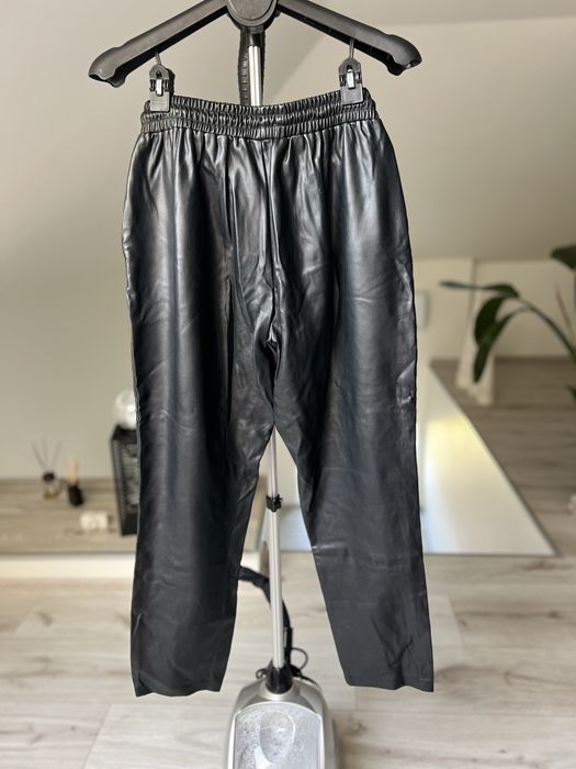 Spodnie joggery z eko skóry M