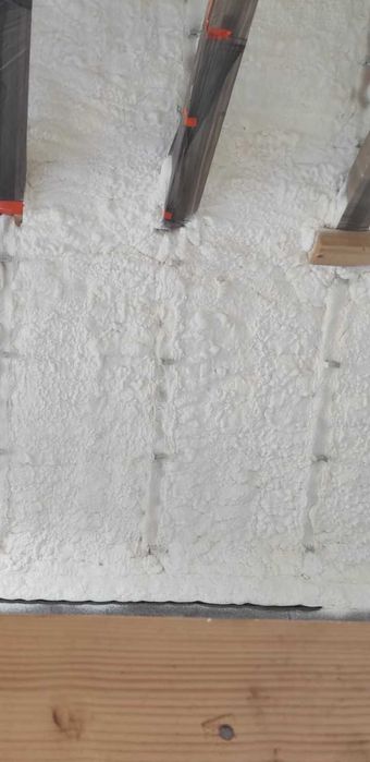 Ocieplanie  piana pur poddasza dachu Izolacje natryskowe pianką pur