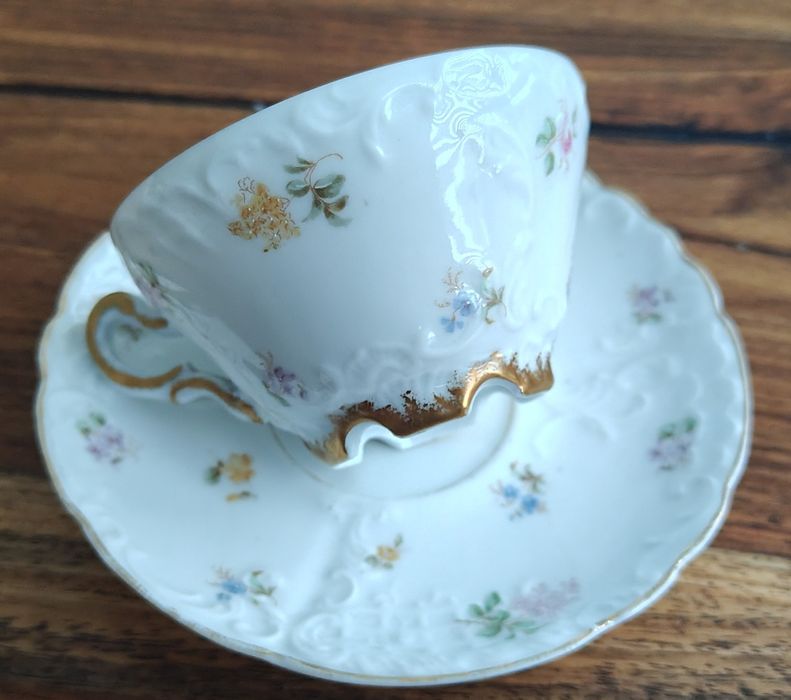 Pozłacana filiżanka w kwiaty Carl Tielsch