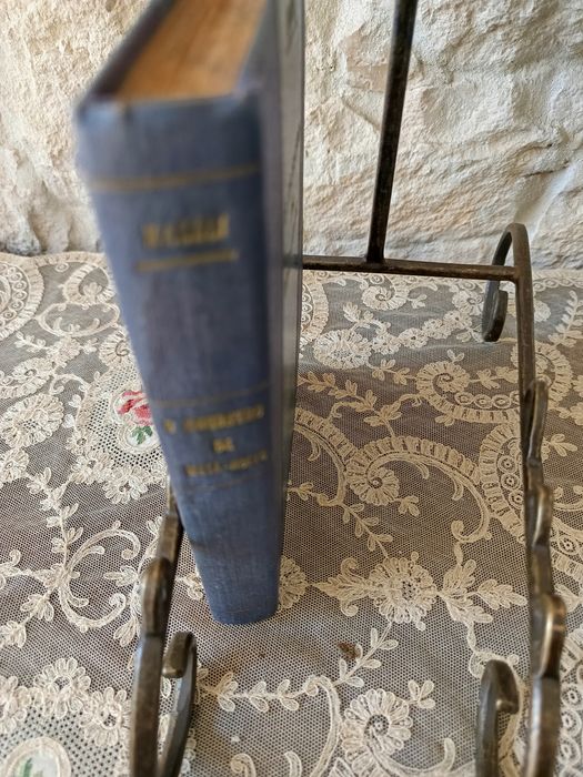 Livro antigo "encontro da meia noite."Magali