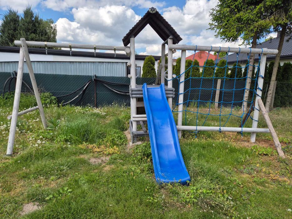 Plac zabaw z duza zjezdzalnią i huśtawka gniazdo