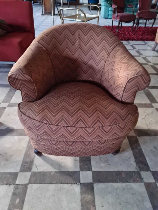 antiga e pequena poltrona