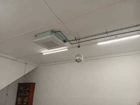 Sala de ampla dimensão com bom pé direito no centro de Gaia