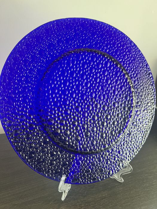 Kobaltowy talerz dekoracyjny 32 cm – grube szkło, efekt Asteroid, PRL / vintage