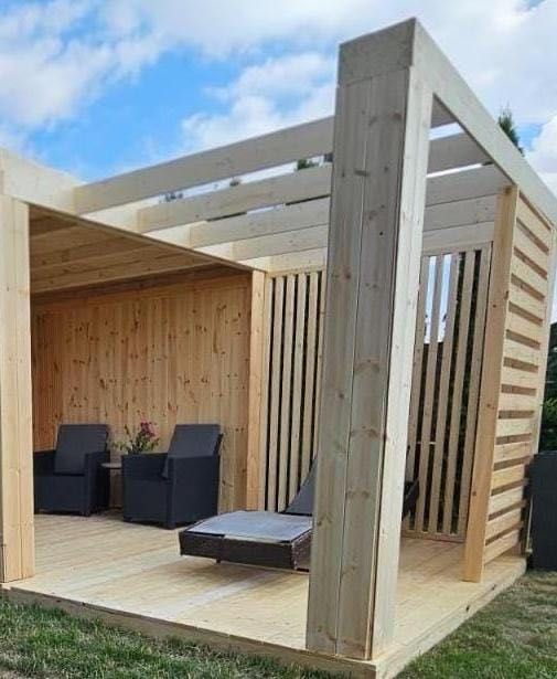 Domek ogrodowy z altaną i pergolami