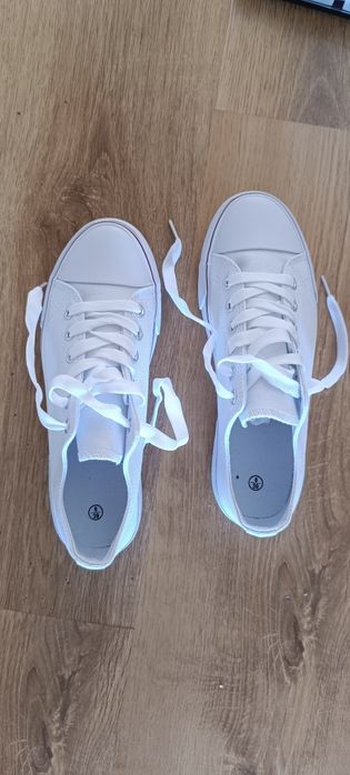 Sportowe buty  tekstylne, trampki białe