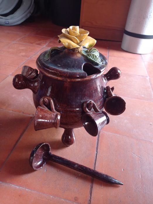 Pote com pequenos copos.