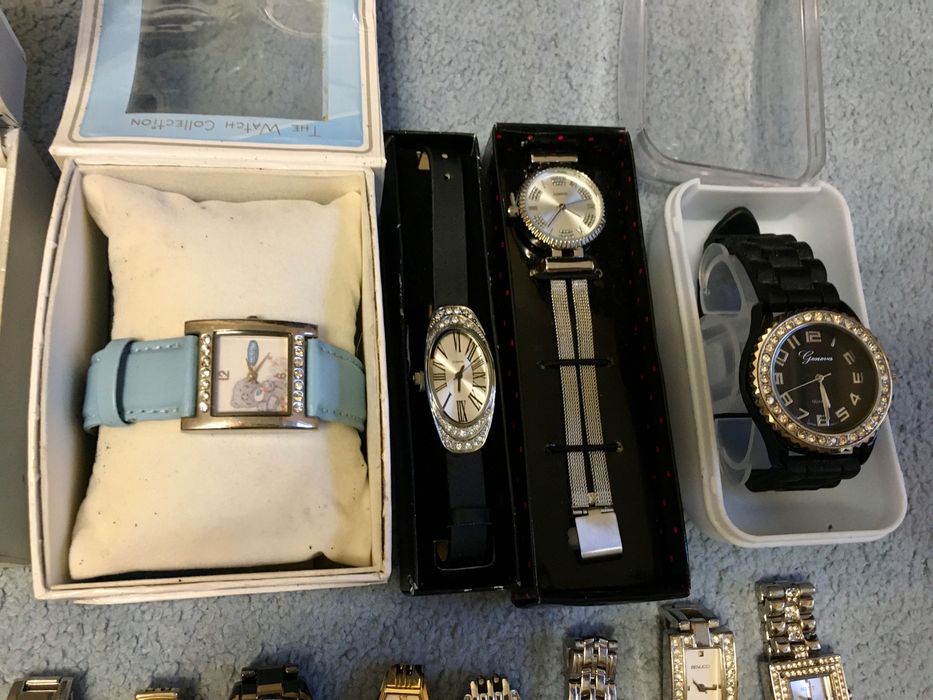 Женские стильные часики.