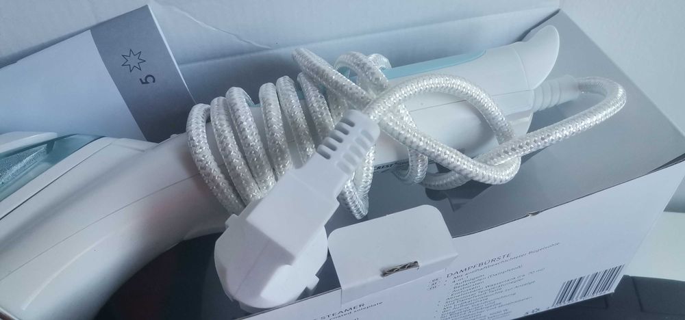 Ferro de engomar em pé