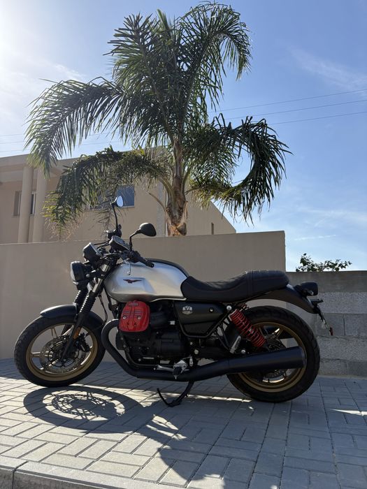 Moto Guzzi v7 stone