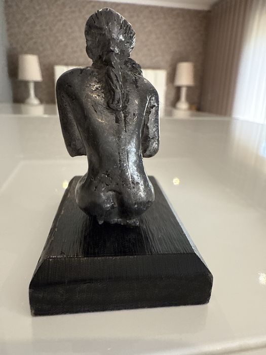Estatueta mãe abraça filho