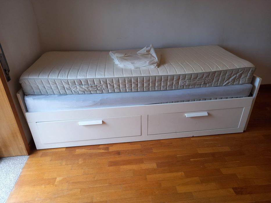 Cama solteiro/ casal + colchões + roupeiro