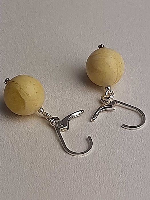 kolczyki z białym bursztynem