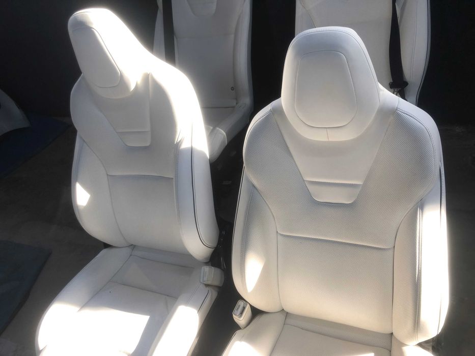 Сидіння на Tesla X