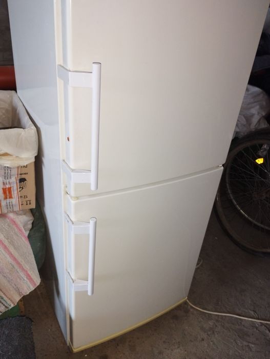 Холодильник LIEBHERR продам.