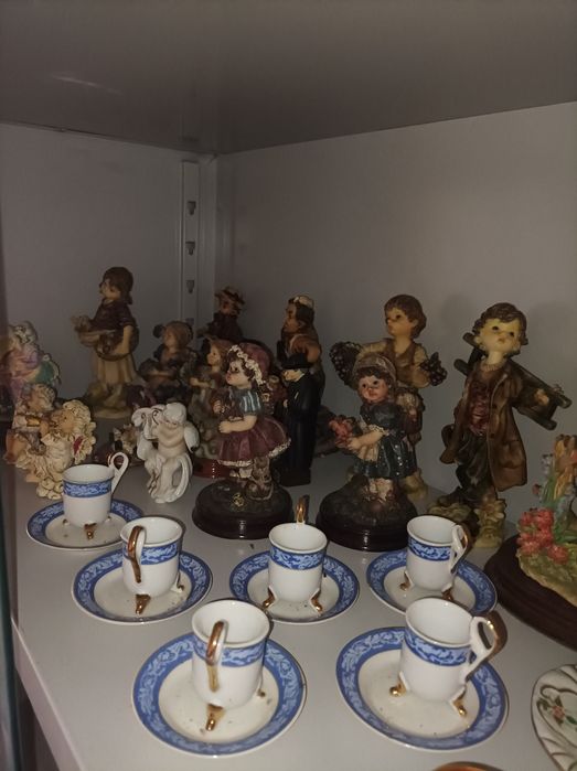 Conjunto de estatuetas e chávenas pequenas