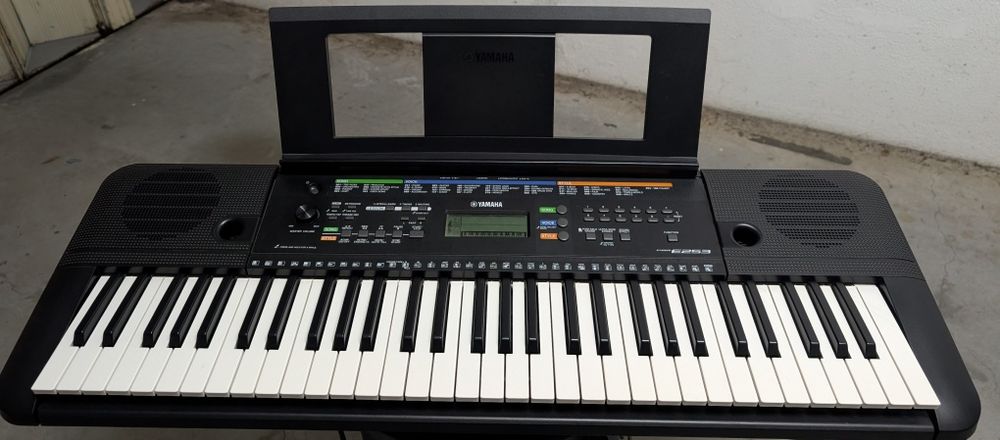 Teclado Yamaha PSR-E253 usado...