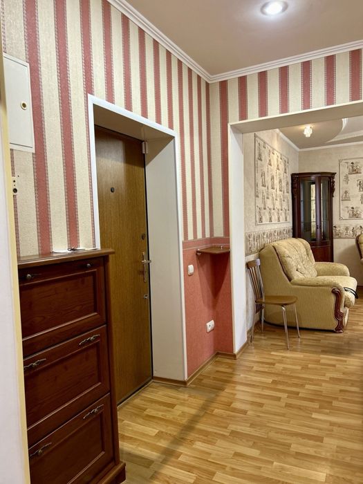 Здається затишна 2-кімнатна квартира в центрі міста 95 кв.(Чашка)