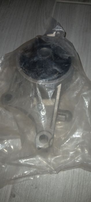 Передня подушка двигуна.