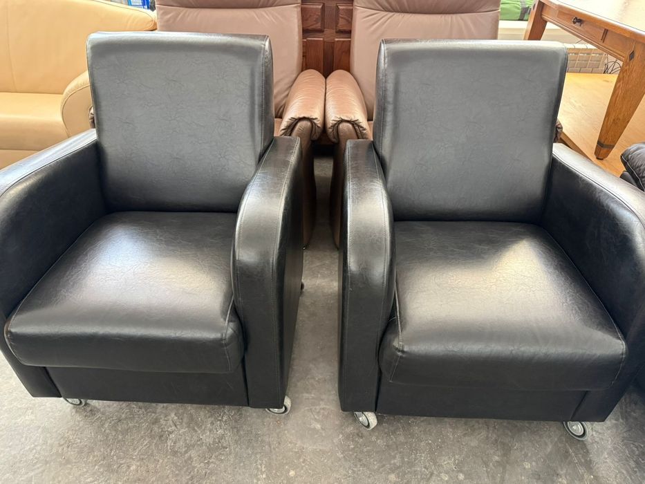 Чорні шкіряні крісла