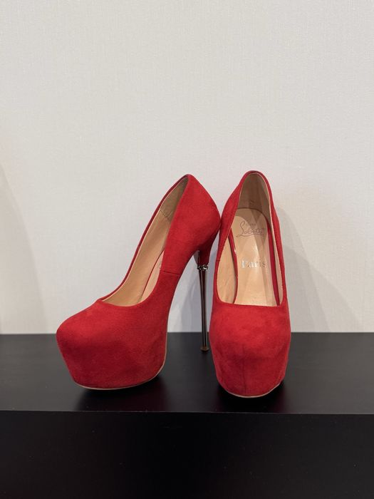 Червоні туфлі на шпильці