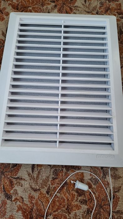 Вентиляційна решітка з жалюзі Hardi