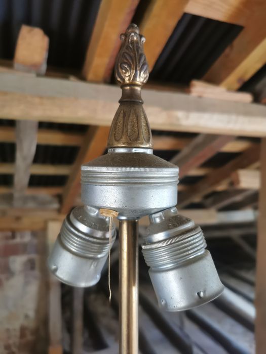 Candeiro de pé em bronze