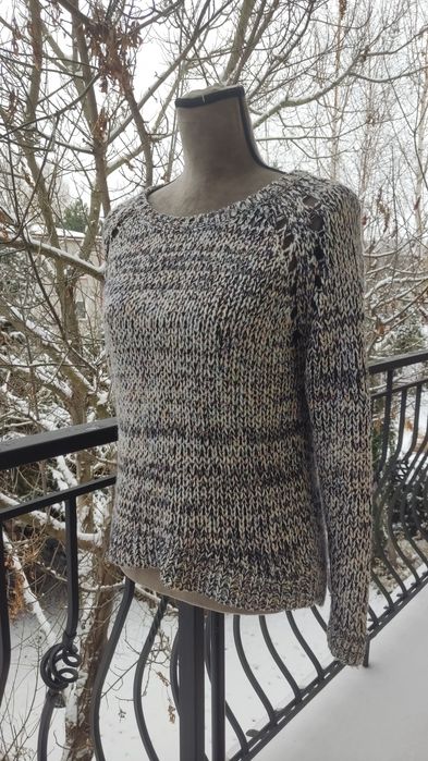 Piękny sweter z dzianiny rozmiar M