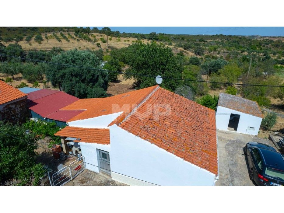 Moradia T2 com terreno em Martim Longo