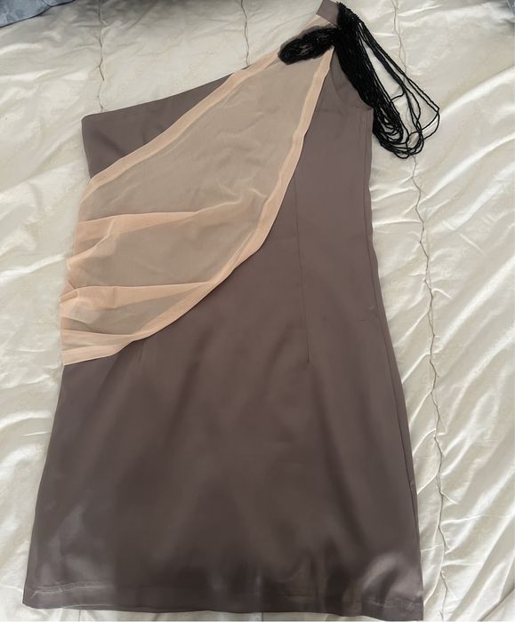 Vestido uma alça com pormenor lanteioulas