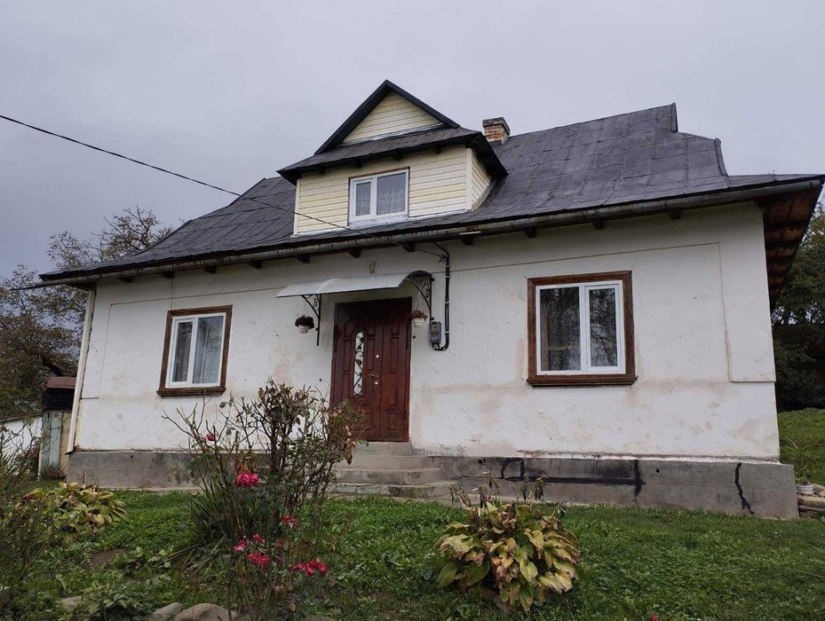 Чудовий будинок в курортному місті Косів на великій ділянці!