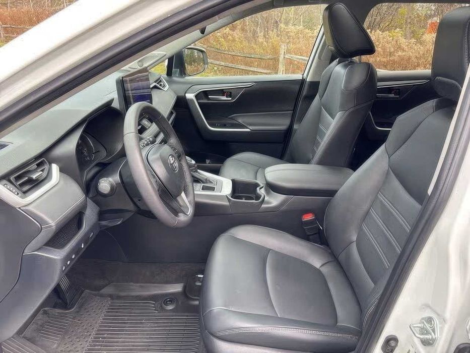 Toyota RAV4 XLE Premium      2023