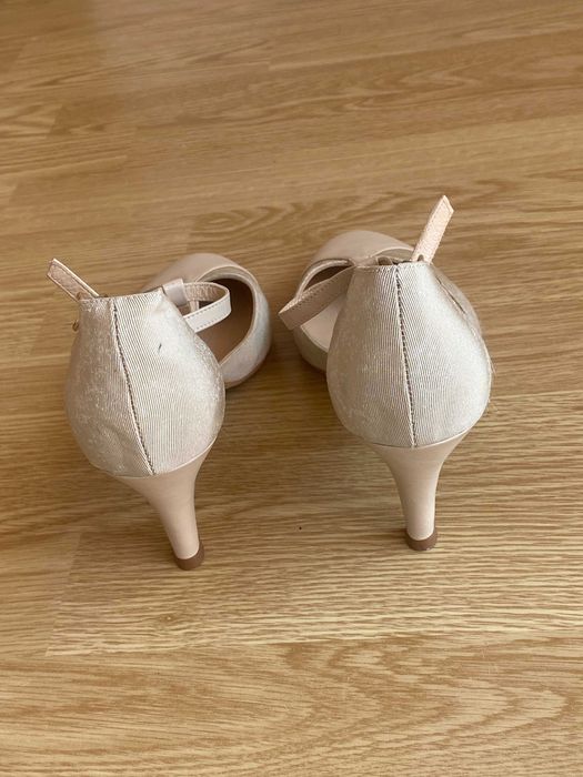 Sapatos elegantes e excelente material