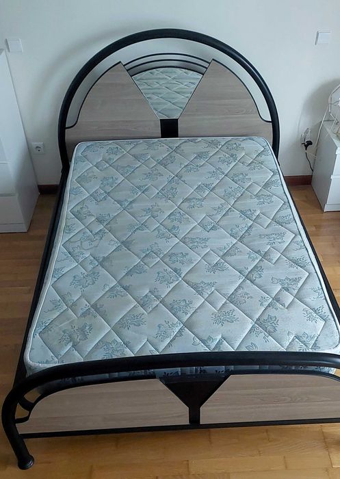 Cama de casal em ferro com estrado