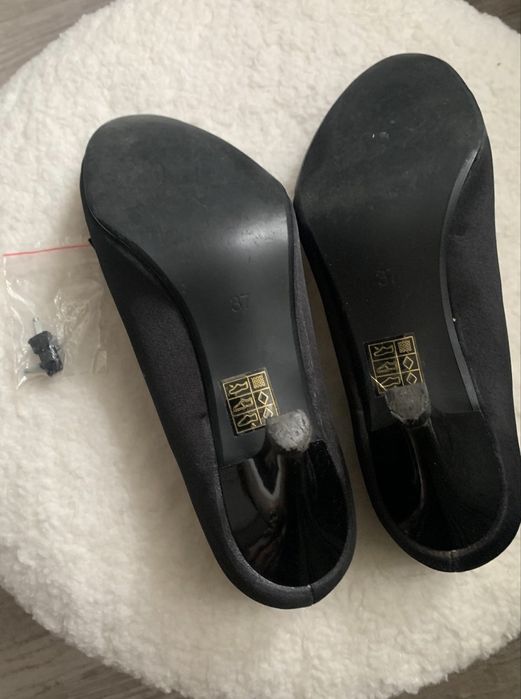 Czarne buty na obcasie eleganckie 37