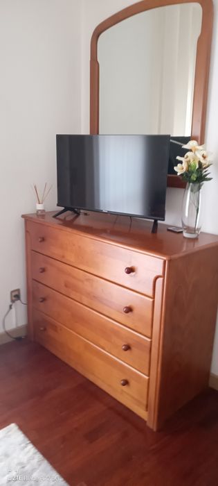 Cómoda com quatro gavetas castanho nogueira  e espelho