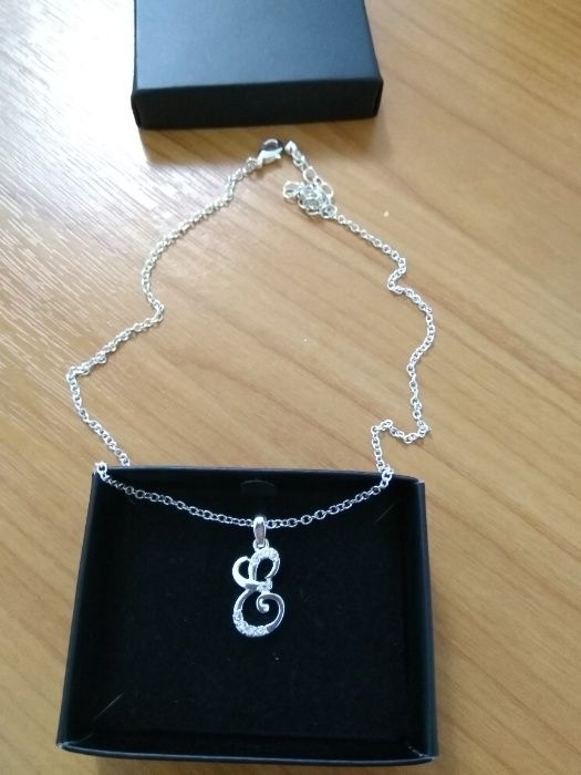 Colar com letra "E"