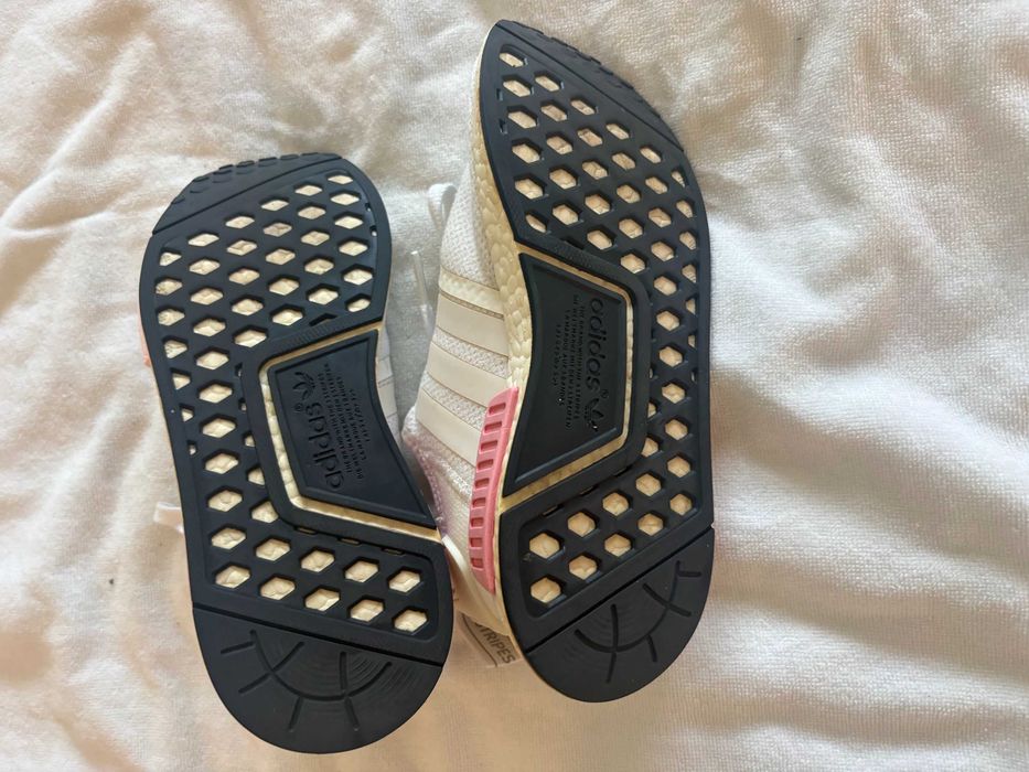 ténis Adidas NMD_R1, em malha branca com detalhes em rosa. fr 36