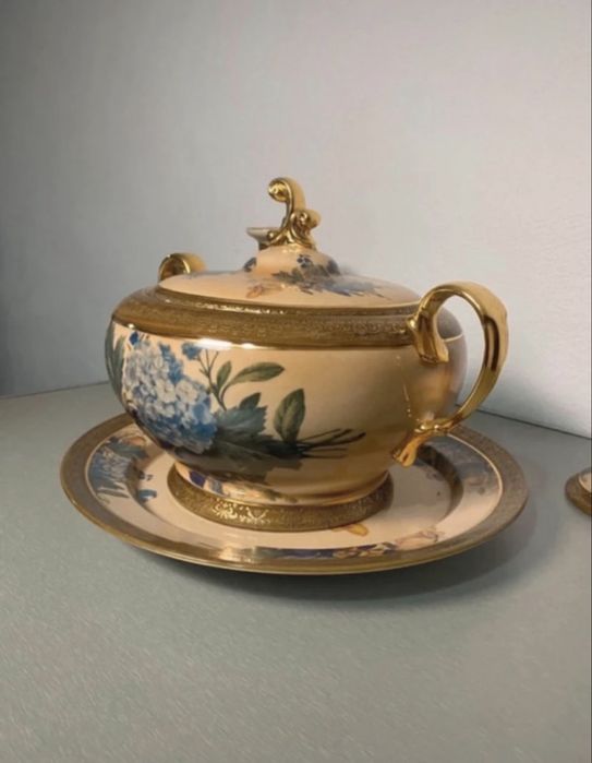 Conjunto de porcelana decorativa com detalhes dourados