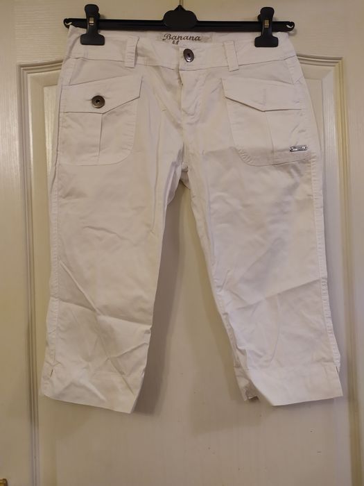 Białe spodnie rybaczki. Banana Moon.