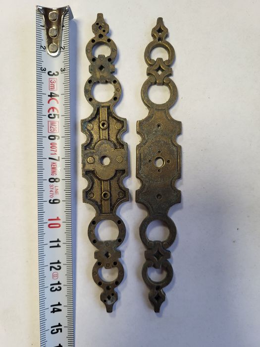 Ozdobne szyldy do mebli vintage