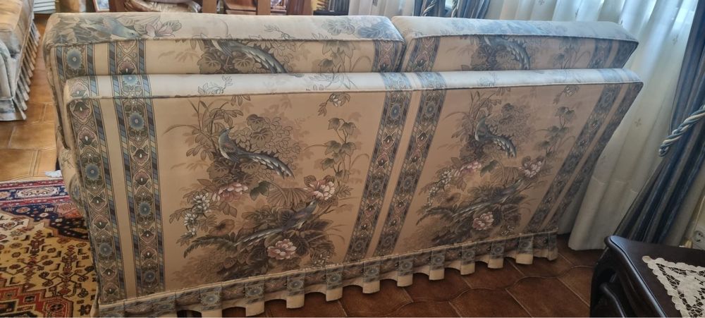 Conjunto de 2 sofas em tecido acetinado de excelente qualidade