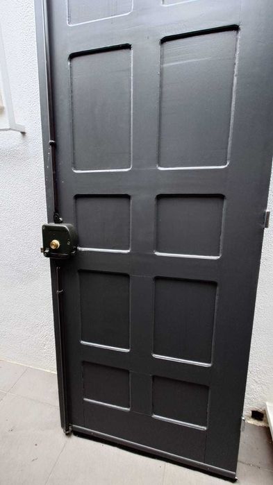 Fechadura alta segurança com ferragens completas e porta madeira