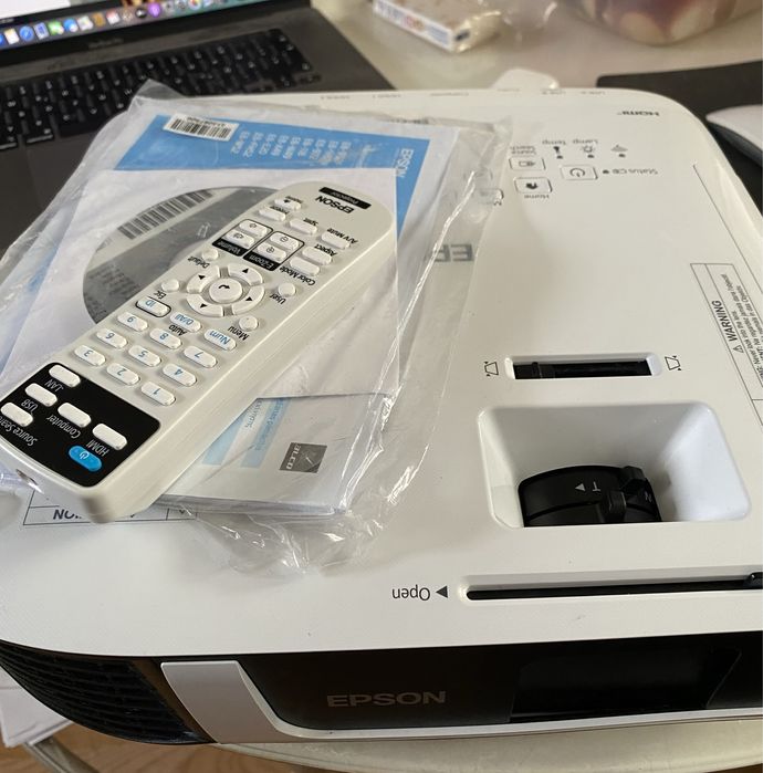 Projektor Epson EB-FH52