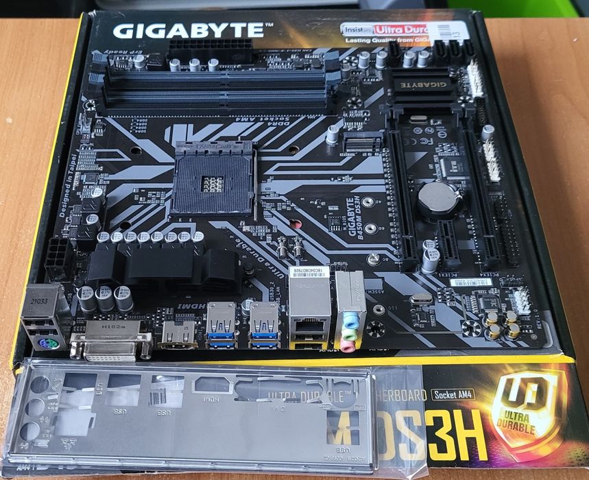 Материнська плата Gigabyte B450M DS3H у коробці