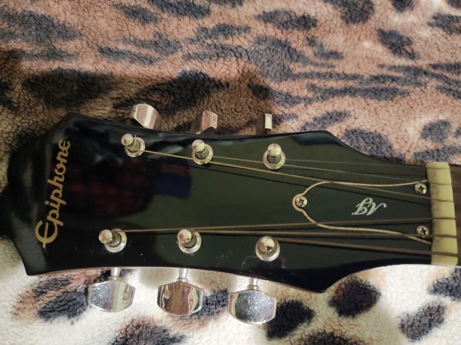 Продам акустическую гитару