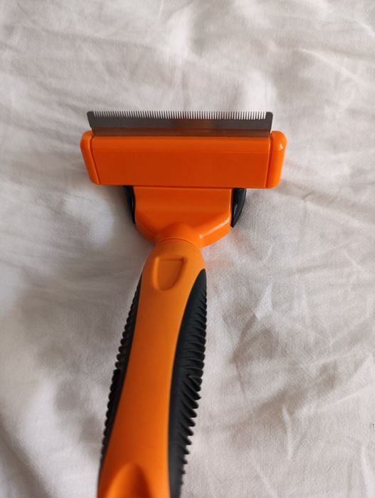 Щітка для вичісування шерсті у тварин