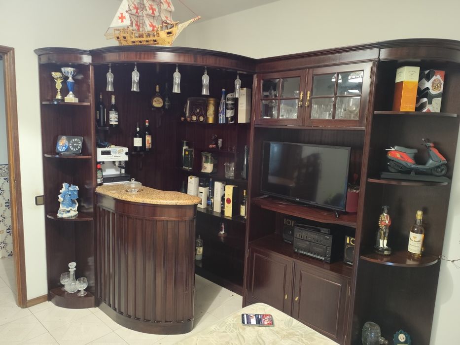 Bar de canto em mogno