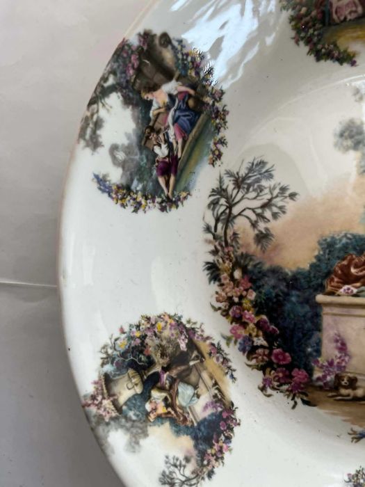 Ceramiczna misa para zakochanych w ogrodzie scenki rodzajowe