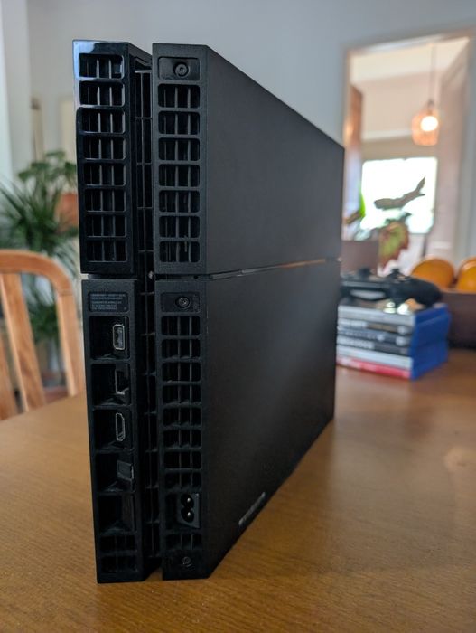 PS4 500 GB com 2 comandos + 6 jogos (como novo)